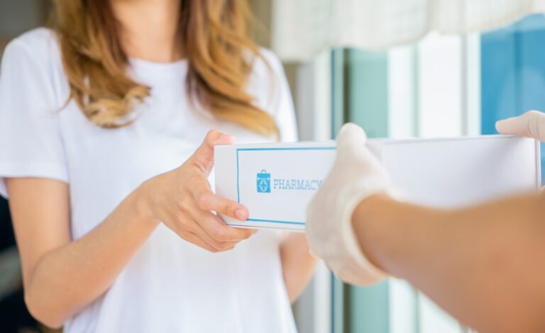 Patient (woman) receives the medicaments delivered by the ETP courrier